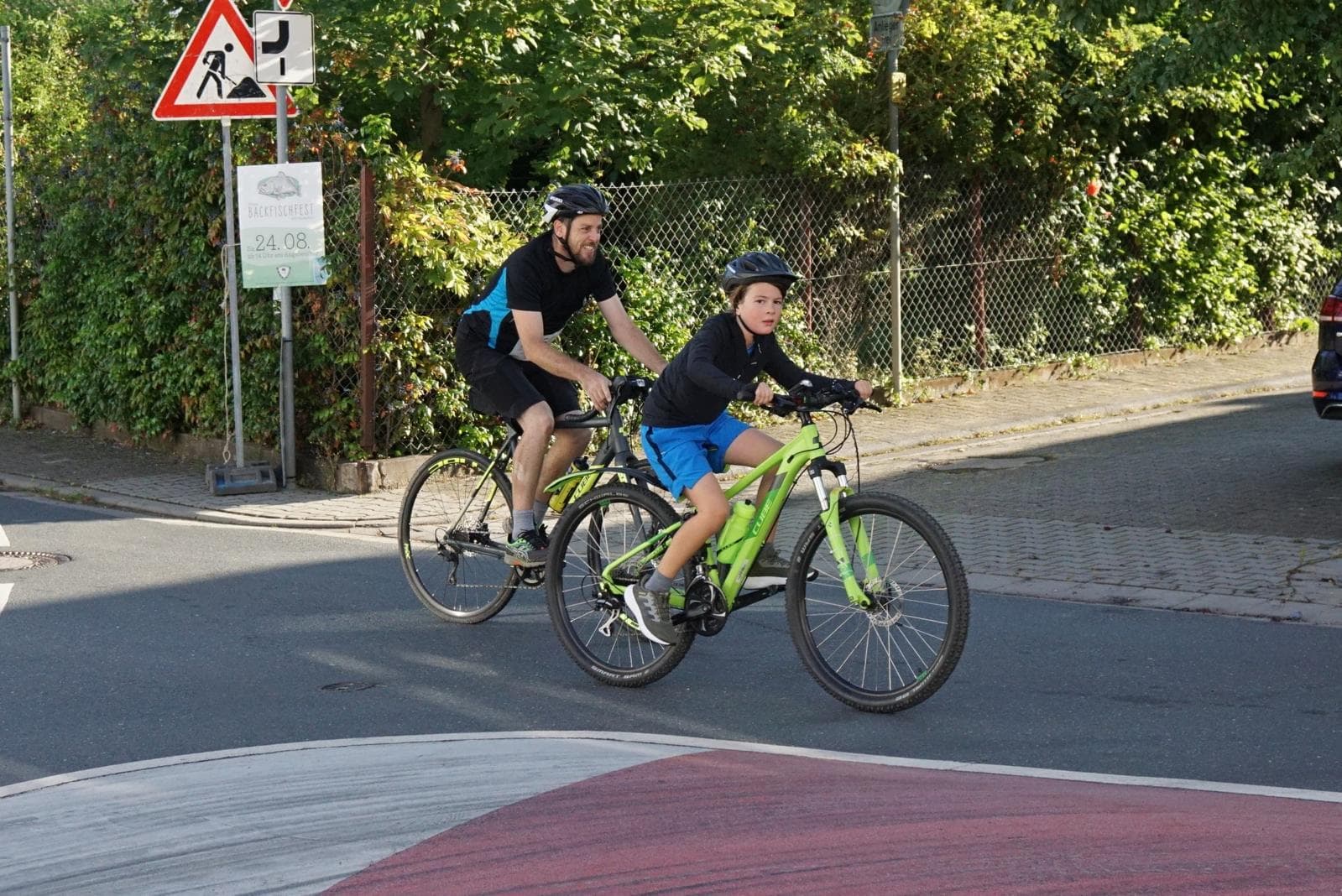 Vater und Sohn auf der Radstrecke des 38. Trimmathlons