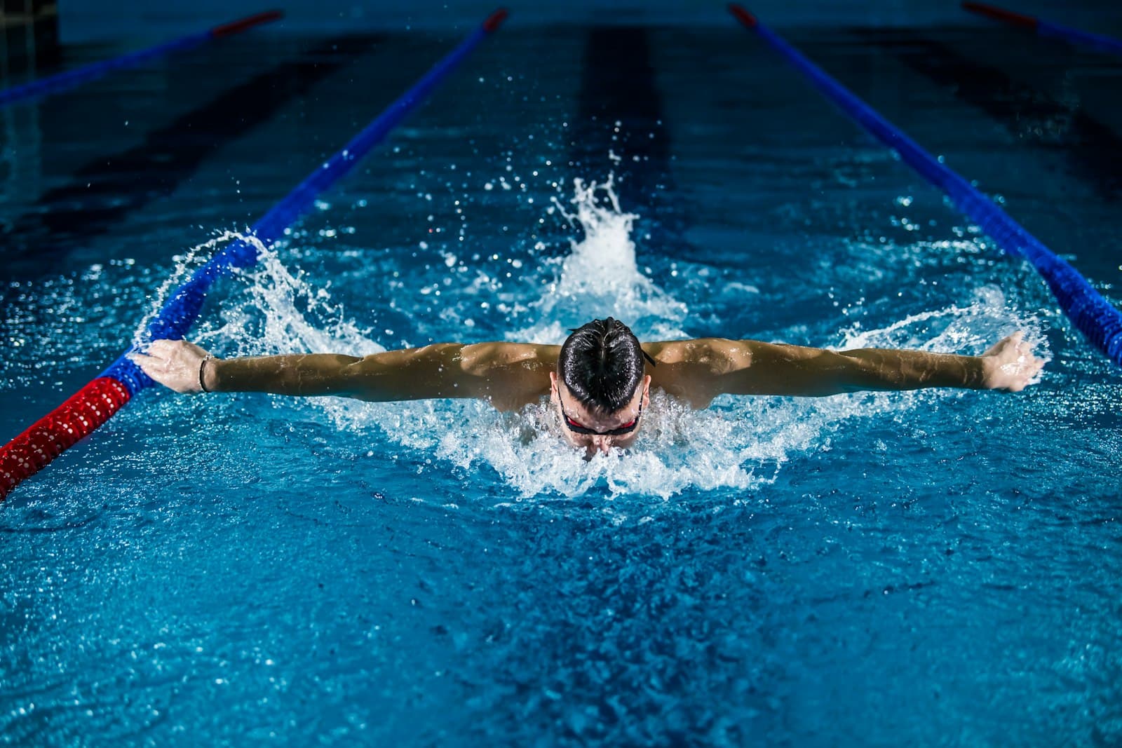 Schwimmen — Schmetterling im Pool